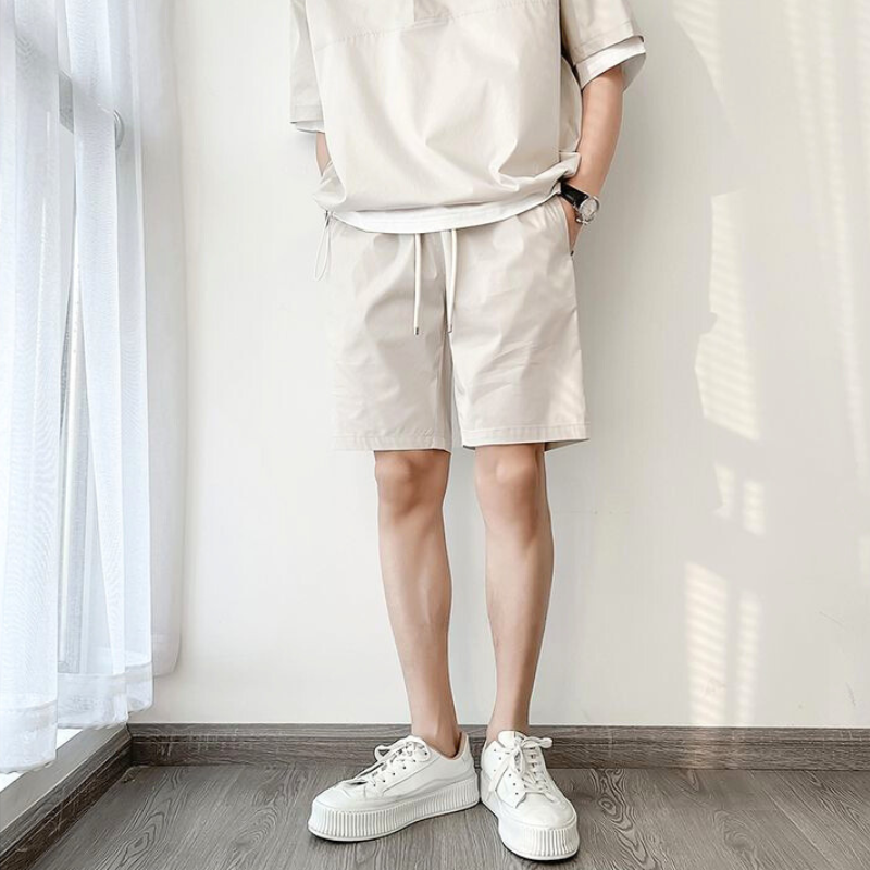 ベージュのハーフパンツの裾とシャツ裾の重なり