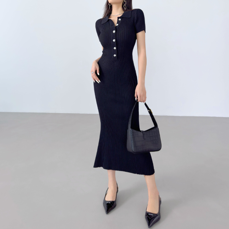 ブラックのポロ襟半袖リブニットワンピースを着用した全身コーデイメージ