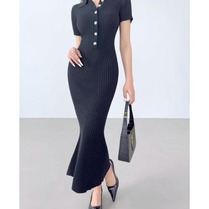 ブラックの半袖ポロ襟リブニットワンピースを全身で見せた上品な着用イメージ