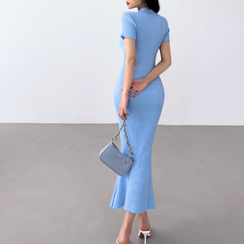 サックスブルーの半袖リブニットロングワンピースの後ろ姿がわかる着用イメージ