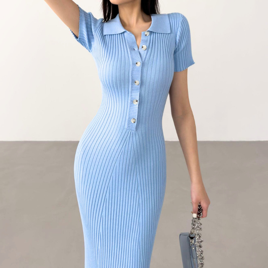 サックスブルーの半袖リブニットマーメイドワンピースを着用した美シルエットの正面イメージ