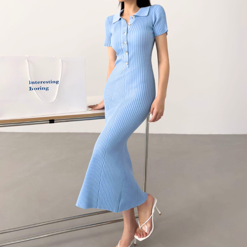 サックスブルーのポロ襟リブニットワンピースを横姿で見せた上品なデートコーデ