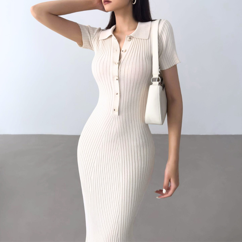 アイボリーのリブニットロングワンピースを上半身中心で見せた上品な着用イメージ