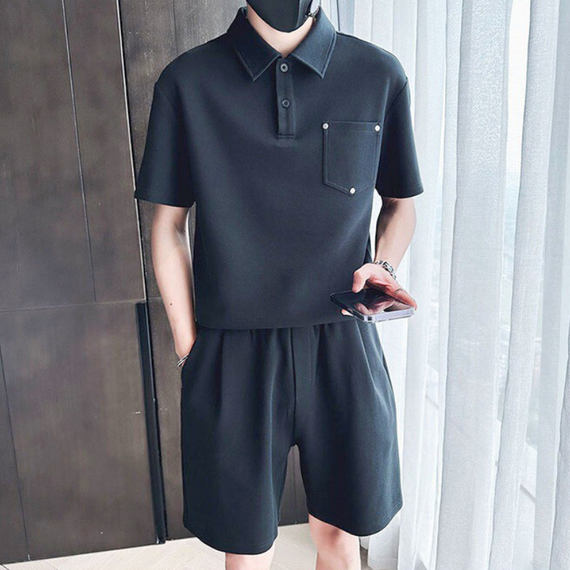 ブラックのポロセットアップを着た男性の姿