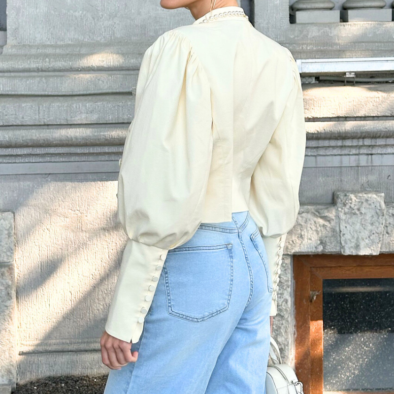 パフスリーブブラウスの後ろ姿とデニム合わせがわかるバックスタイル画像