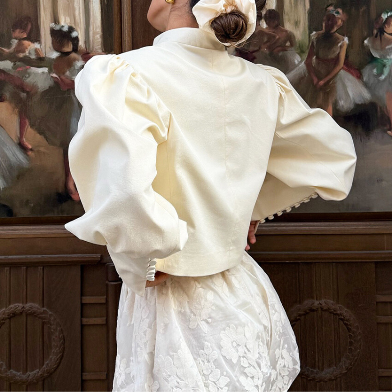 パフスリーブブラウスの後ろ姿と立体的な袖デザインがわかる画像