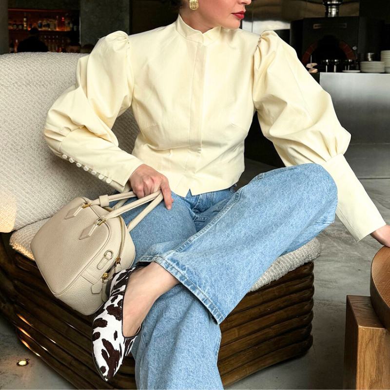 パフスリーブスタンドカラーブラウスをデニム合わせで着こなした上品な大人カジュアルコーデ