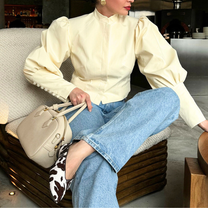 パフスリーブスタンドカラーブラウスをデニム合わせで着こなした上品な大人カジュアルコーデ