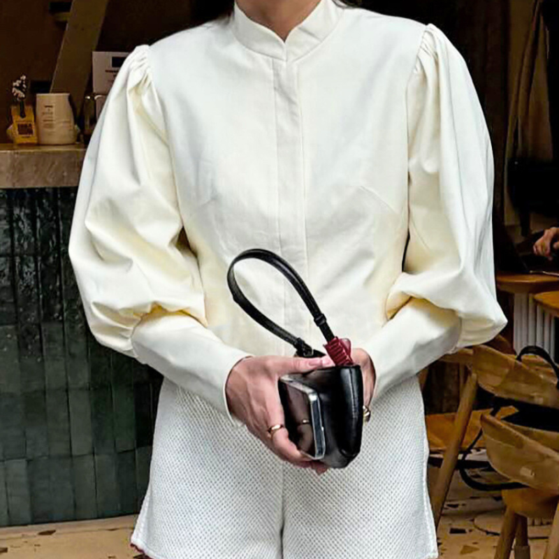 パフスリーブスタンドカラーブラウスの正面シルエットがわかる着用画像