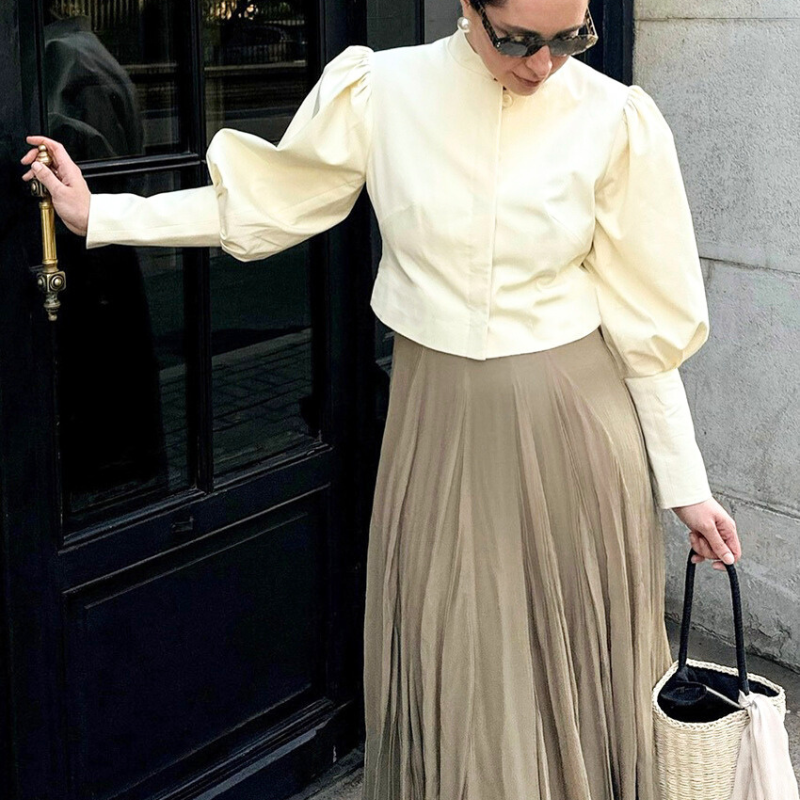 スタンドカラーブラウスをプリーツスカートに合わせたきれいめ大人コーデ画像