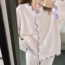 紫のパイピングがアクセントのふわもこパジャマ｜旦那ウケ抜群 秋冬ルームウェア