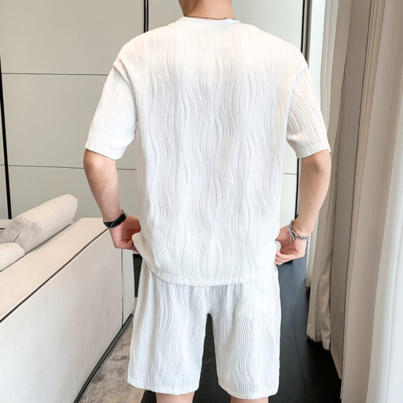 後ろ姿で見せる爽やかホワイトコーデ