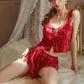 レッド×パールボタンのフェミニンルームウェア。特別な夜にぴったり。