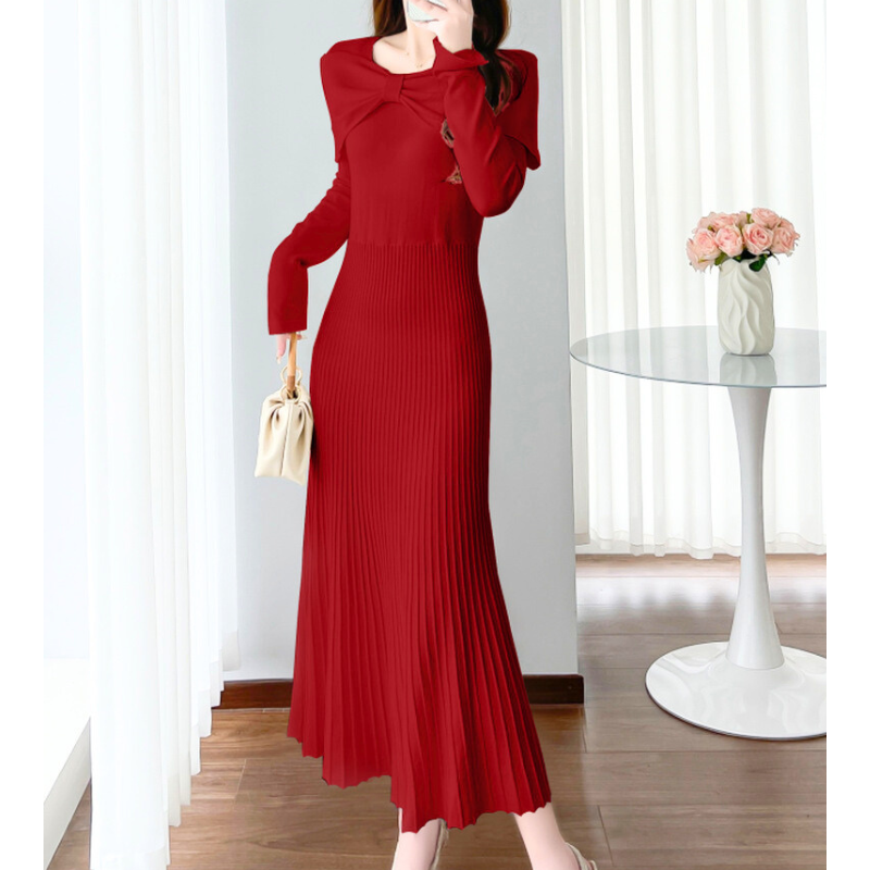 落ち着いたレッドのプリーツニットワンピース。大人かわいい冬のモテ服。