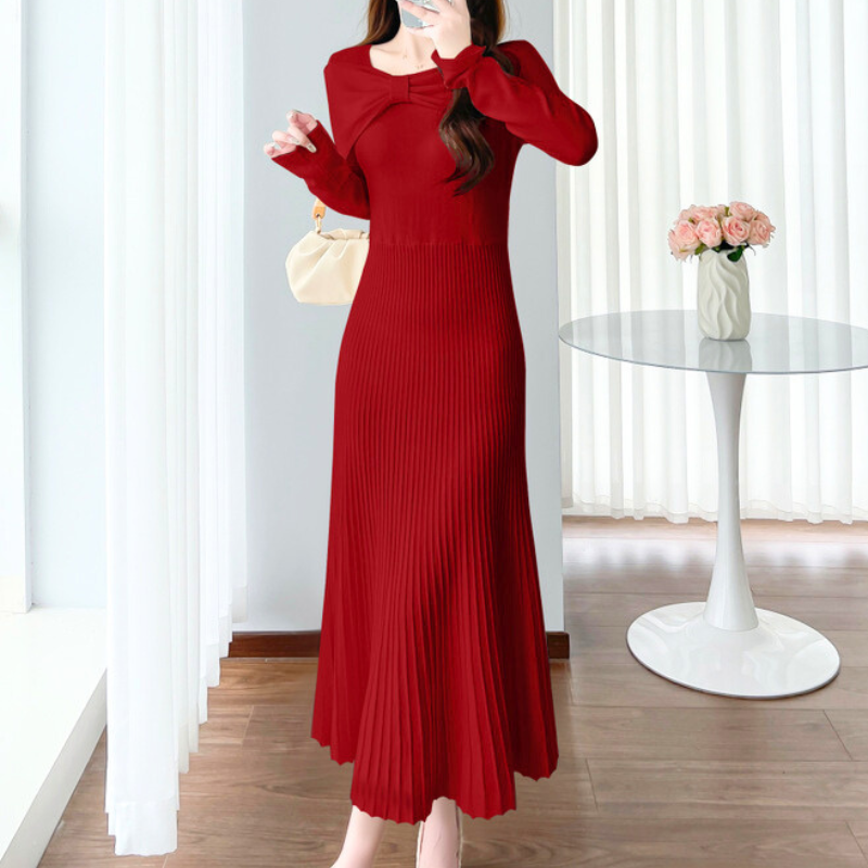 赤のリボンショルダーニットワンピース。華やかで印象的なデート服。