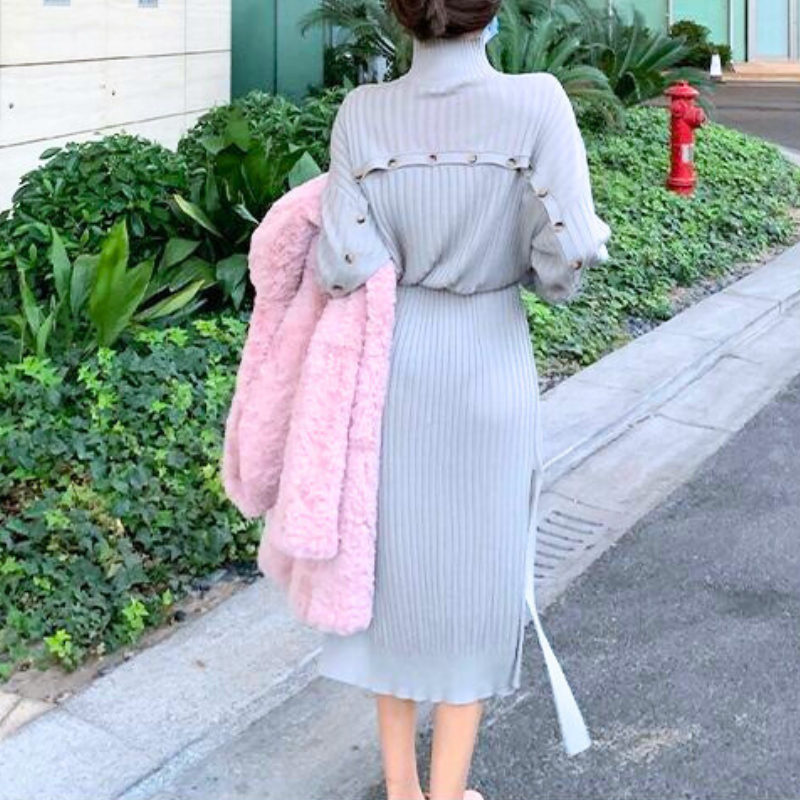 ライトブルーのリブニットワンピース後ろ姿（ロング丈とスリットで歩きやすい）