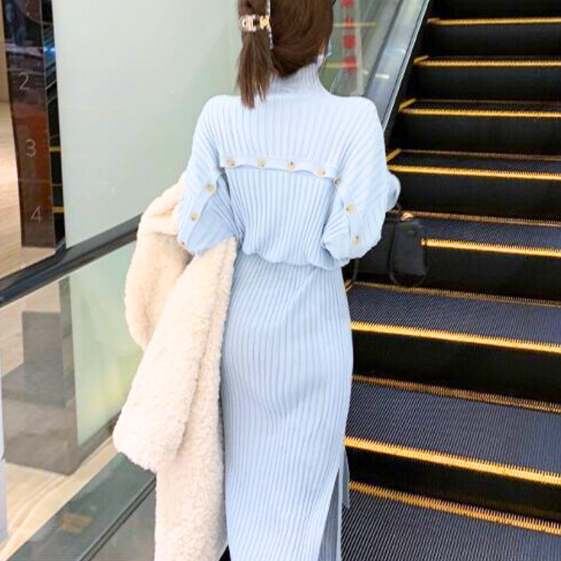 ライトブルーのリブニットワンピース背面（階段シーン・後ろ姿コーデ）