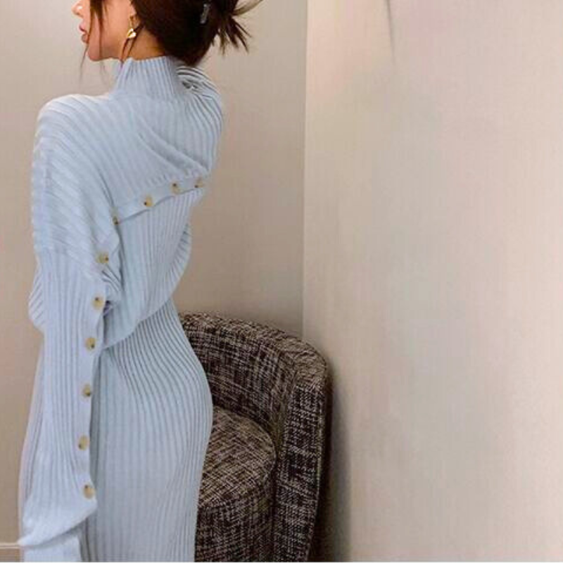 ライトブルーのニットワンピース横姿（縦リブの細見えシルエット）