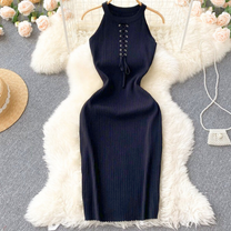 平置きのブラックワンピース。引き締まって見える人気色