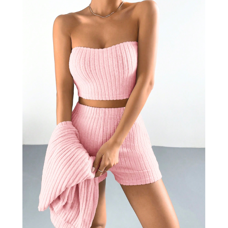 チューブトップとショートパンツのリブ素材ルームウェア