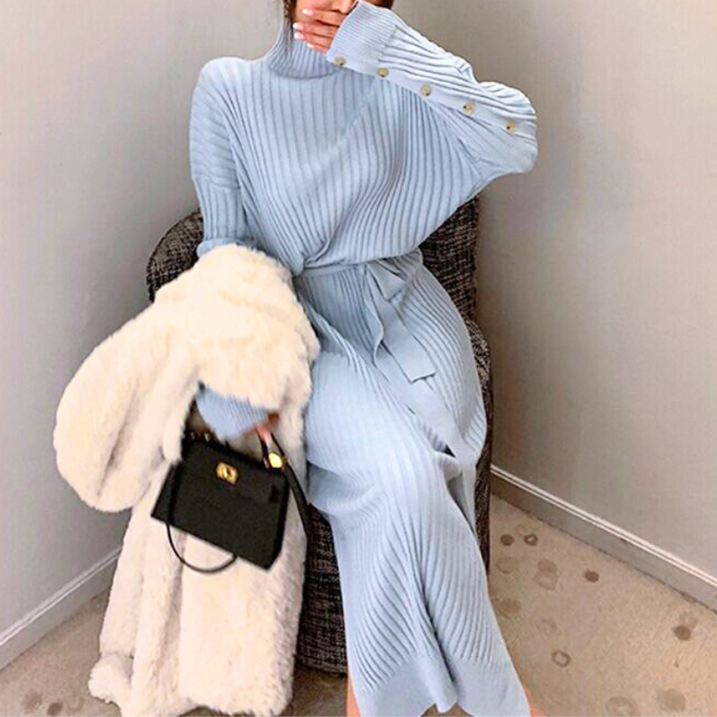 ライトブルーのリブタートルニットワンピース着用正面（ウエストリボン付き）