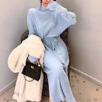 ライトブルーのリブタートルニットワンピース着用正面（ウエストリボン付き）