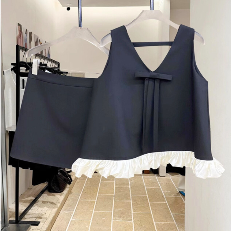 ブラックのリボンフリルセットアップの素材感がわかるディテール画像