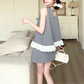 グレーのミニスカートセットアップを後ろから見せた配色フリルの着用画像