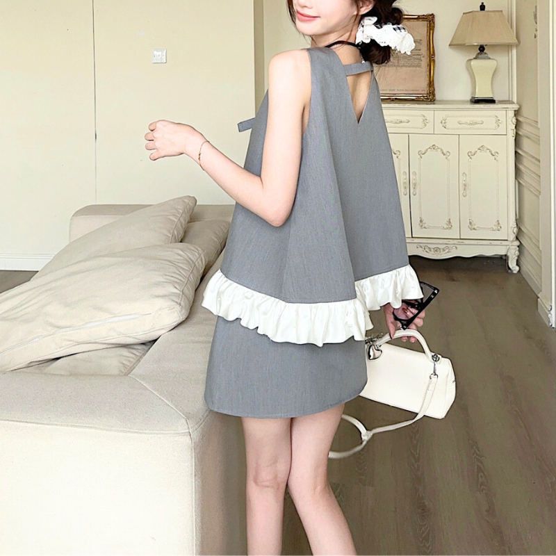 グレーのミニスカートセットアップを後ろから見せた配色フリルの着用画像