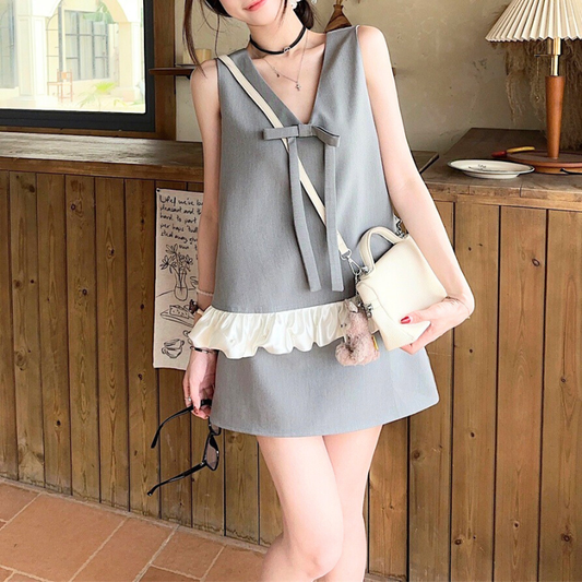 グレーのリボンフリルミニスカートセットアップを着用した上品で可愛い全身イメージ