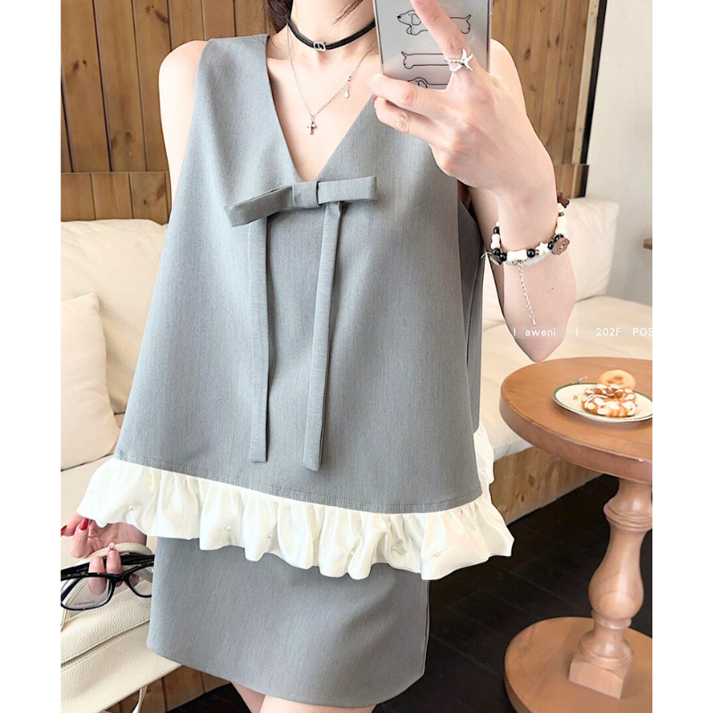 グレーのミニスカートセットアップを鏡越しで見せたきれいめコーデイメージ