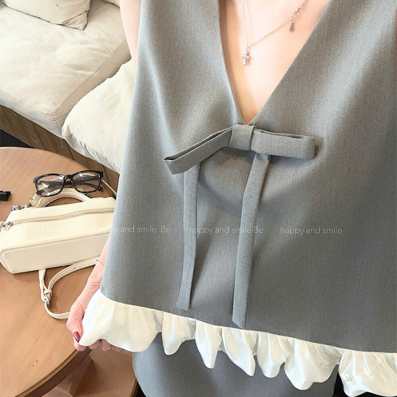 グレーのリボンフリルセットアップを上半身寄りで見せた華やかな着用イメージ