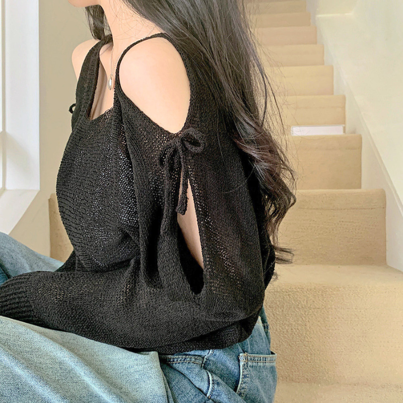 ブラックのリボン肩開きニットトップスのサイドデザインが分かる着用画像