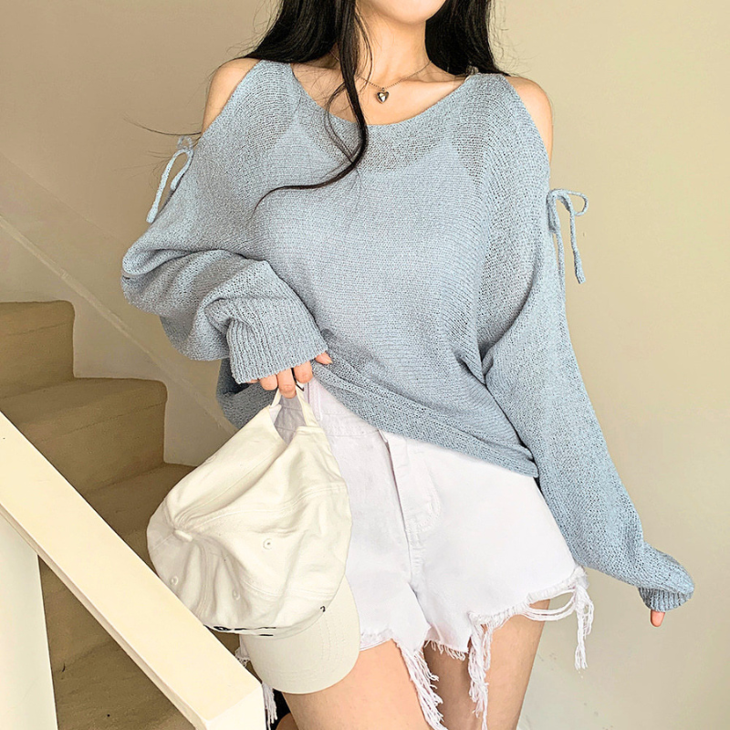 グレーのゆるシルエットシアーニットトップスをショートパンツに合わせたコーデ