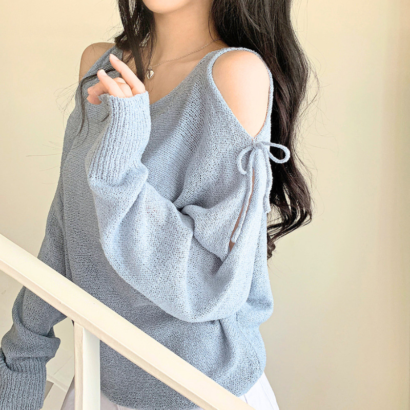 グレーの肩開きシアーニットトップスを着用した上半身コーデ