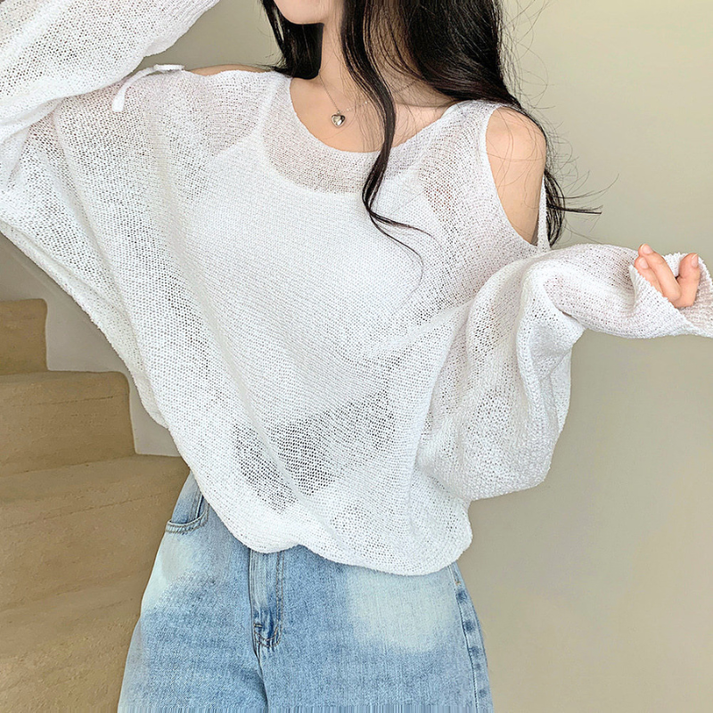 ホワイトのゆるシルエットシアーニットトップスを着用した正面スタイル