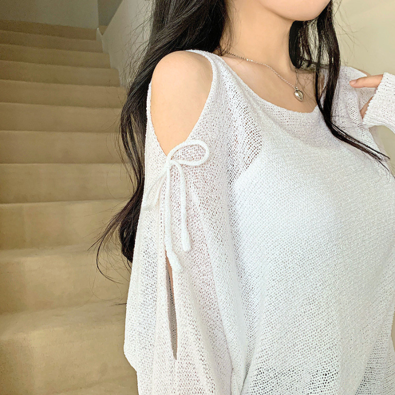 ホワイトの肩開きシアーニットトップスの上半身サイド寄り着用画像