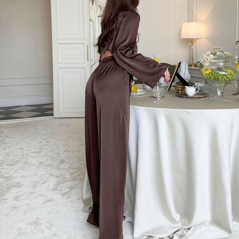 ワイドパンツのシルエットが映えるセパレートルームウェア