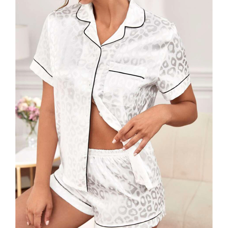 ホワイトサテンレオパードパジャマ トップスを捲ったショット