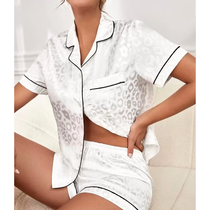 白サテンレオパード柄パジャマセット 座りショット