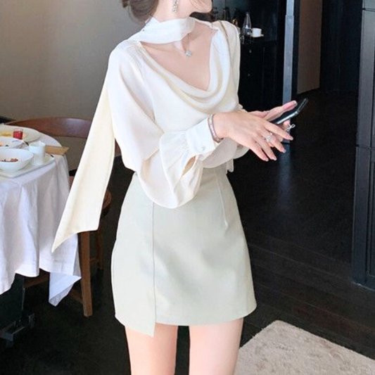 スカーフ付きドレープブラウスとミニスカートのセットアップを着用した上品な全身コーデイメージ