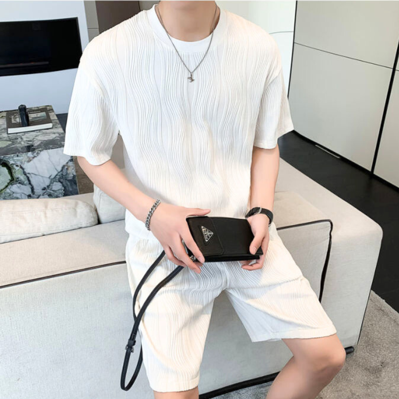 座りコーデで魅せるホワイトプリーツセットアップ