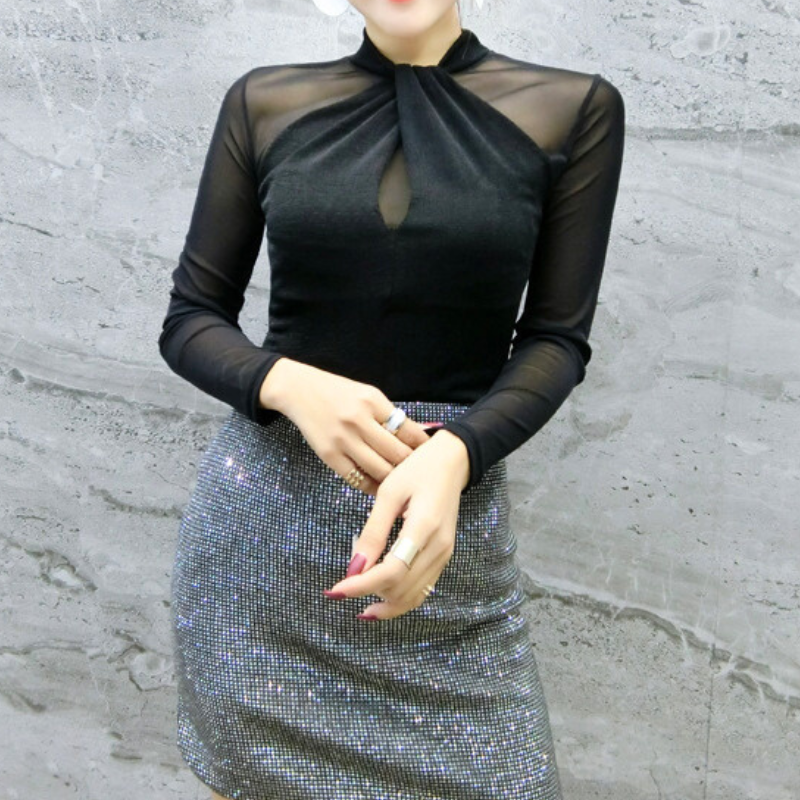 キラキラスカートに合わせたシアーメッシュトップス。大人の女性に似合う彼ウケコーデ。