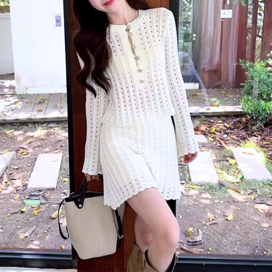 白の透かし編みミニニットセットアップを屋外で着用した女性らしいデートコーデ