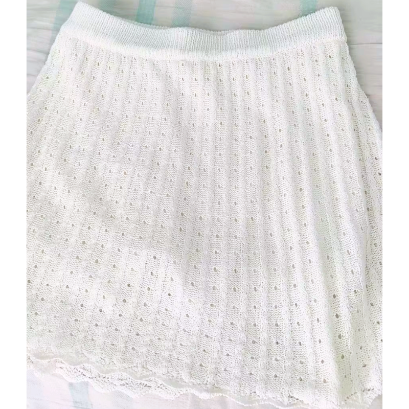 白の透かし編みミニスカートの編み柄と裾デザインがわかる正面画像