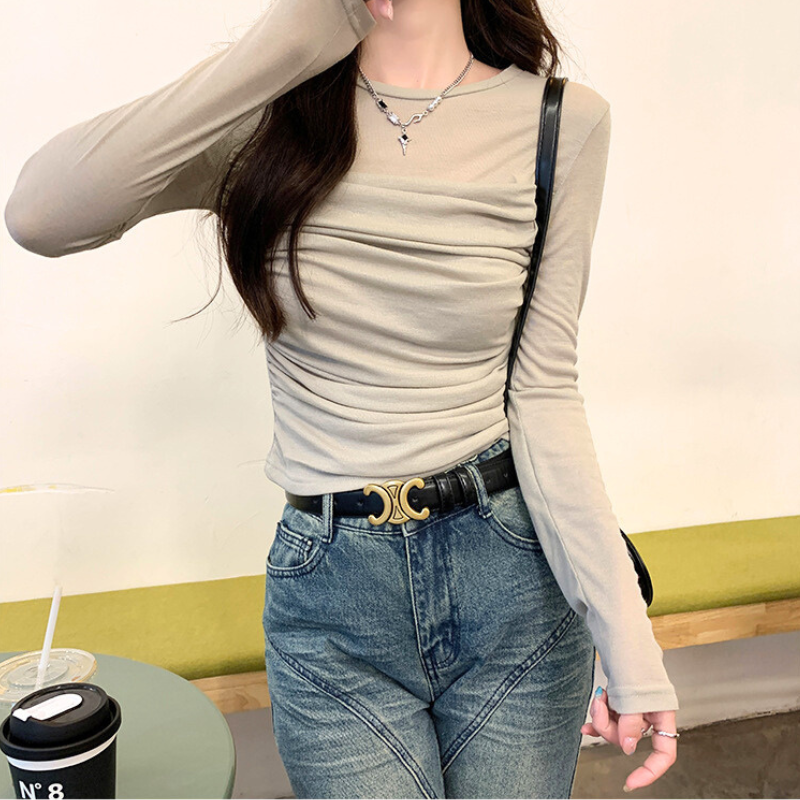 ベージュのシアー長袖トップスの着用アップ（胸元のシャーリング）