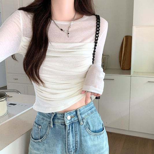 アイボリーのシアー長袖トップスの着用アップ（くしゅっと立体シャーリング）