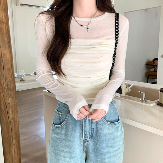 アイボリーのシアー×シャーリング レイヤード風長袖トップスの着用正面（デニム合わせ）