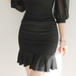 裾フリルデザインがわかるブラックミニワンピースのディテール画像