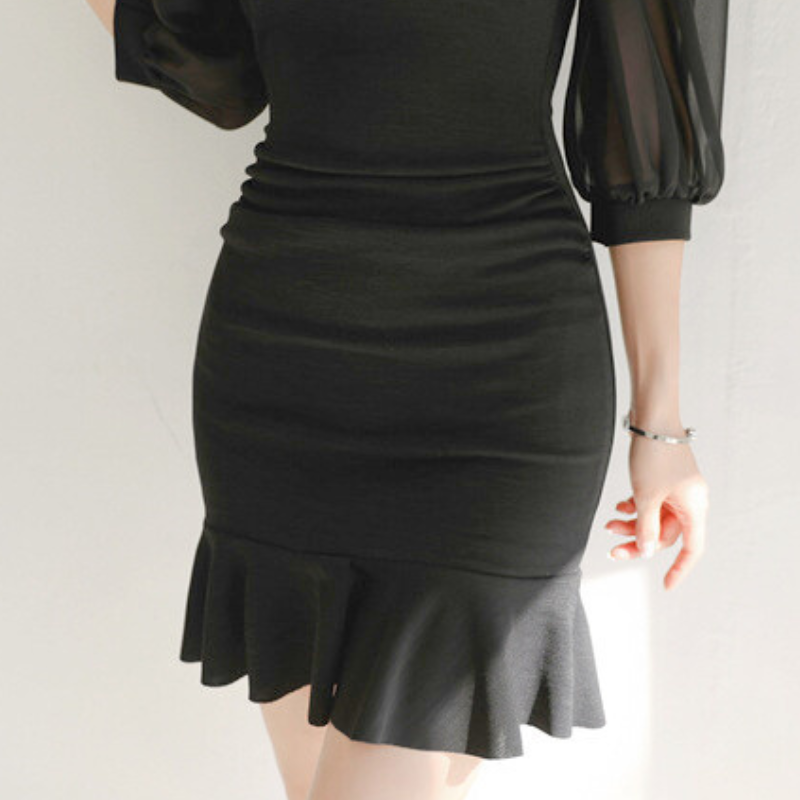 裾フリルデザインがわかるブラックミニワンピースのディテール画像